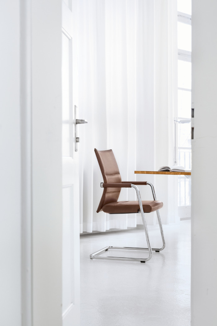 Girsberger Diagon Executive Freischwinger, Rücken Medium, nicht stapelbar – Bild 5